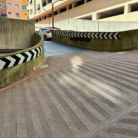 Nave Con Posto Auto Privato Recintato アパート トリエステ